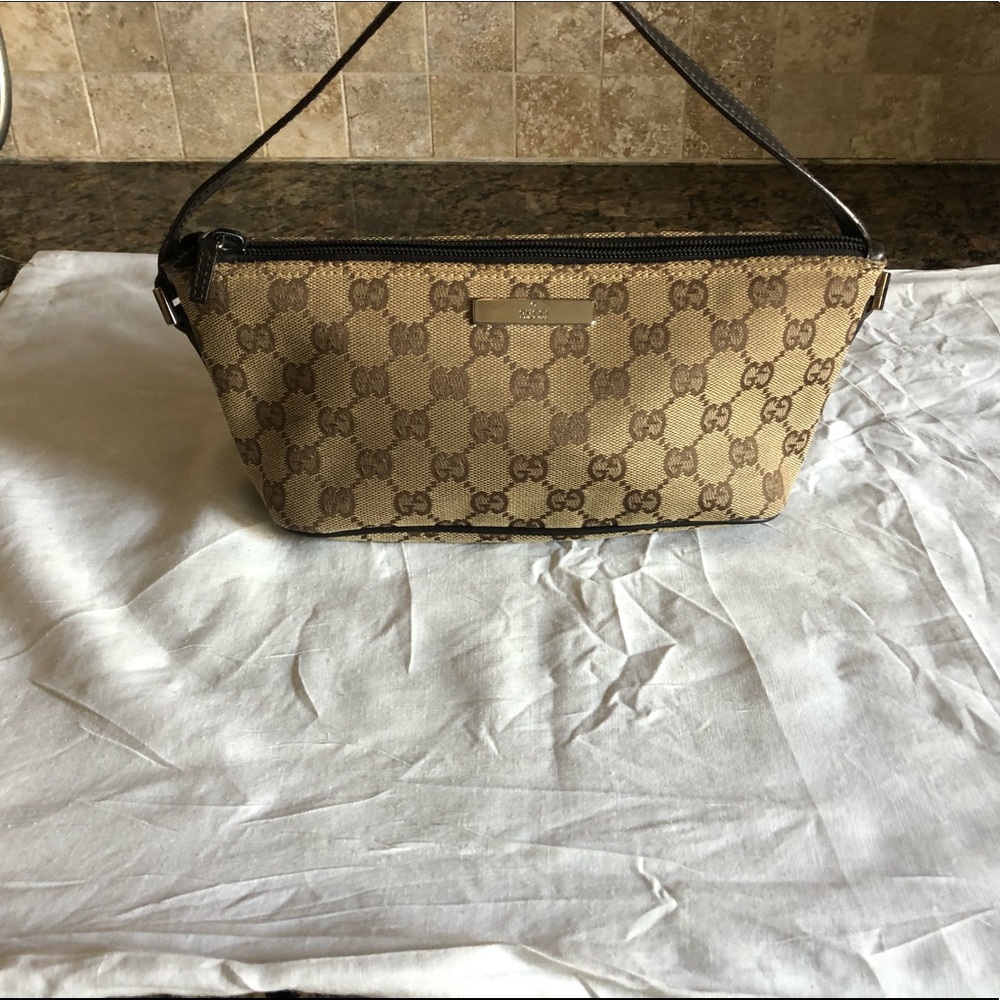 Women Authentic Gucci shoulder bag pochette.